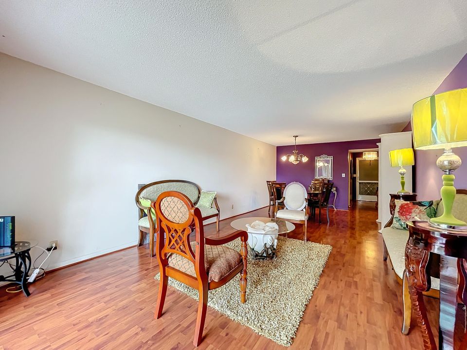 For Sale: $90,000 (1 beds, 1 baths, 981 Square Feet)