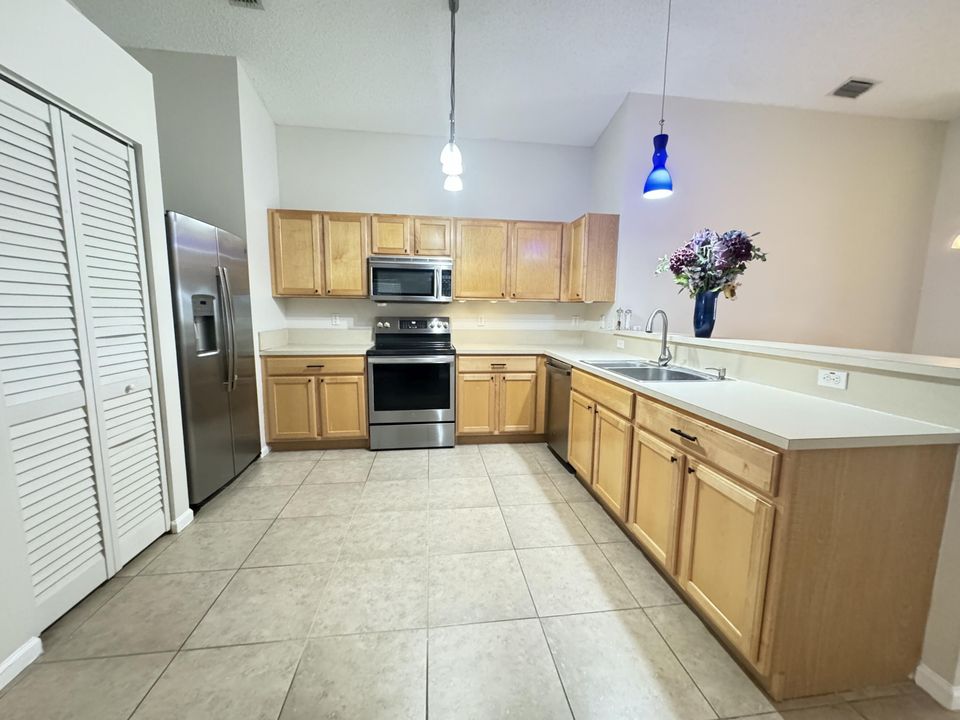 For Rent: $3,600 (4 beds, 2 baths, 2093 Square Feet)