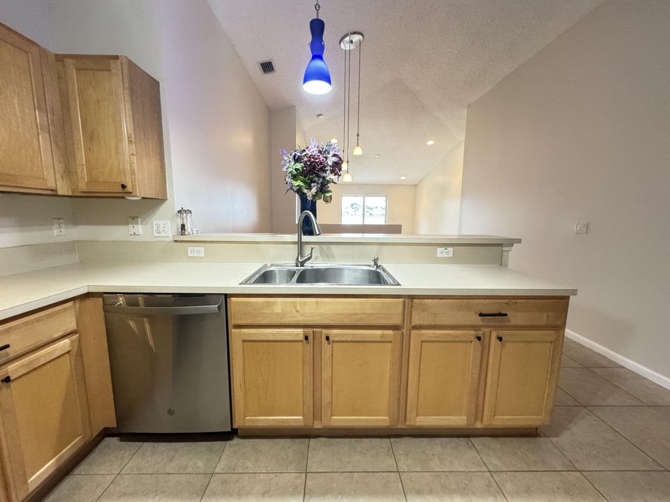 For Rent: $3,600 (4 beds, 2 baths, 2093 Square Feet)