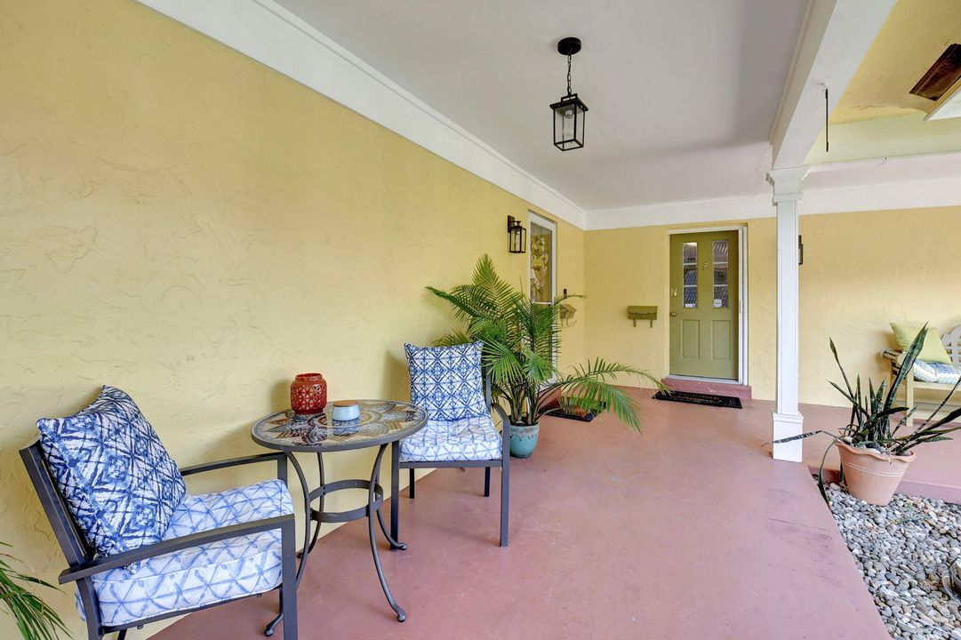 Active With Contract: $1,050,000 (2 beds, 2 baths, 1385 Square Feet)