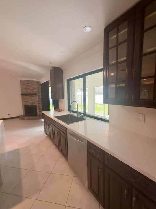 Activo con contrato: $675,000 (3 camas, 2 baños, 1723 Pies cuadrados)