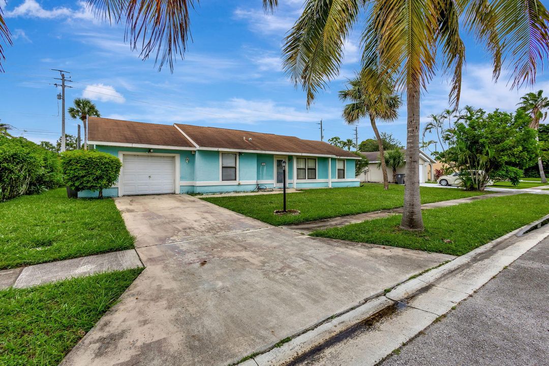 Active With Contract: $347,000 (2 beds, 2 baths, 1220 Square Feet)