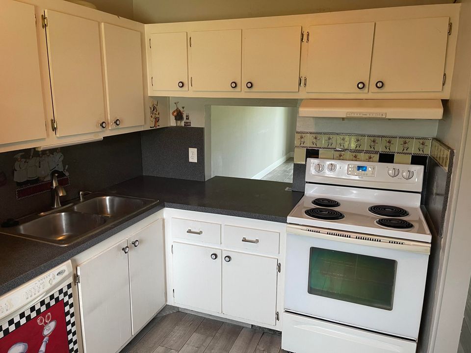 For Sale: $99,500 (2 beds, 2 baths, 905 Square Feet)