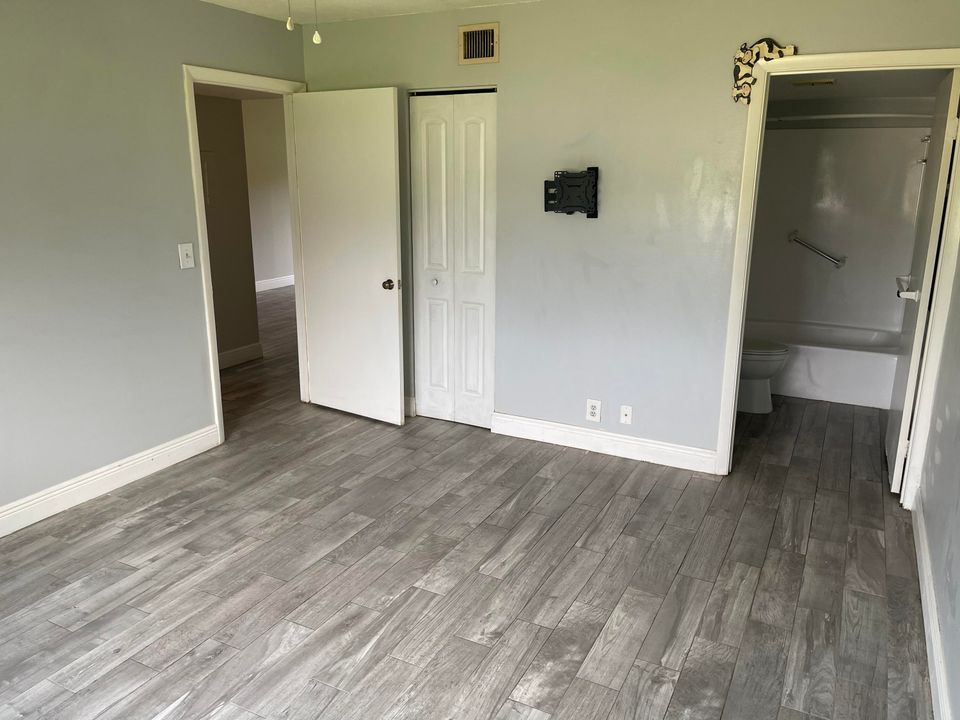 For Sale: $99,500 (2 beds, 2 baths, 905 Square Feet)