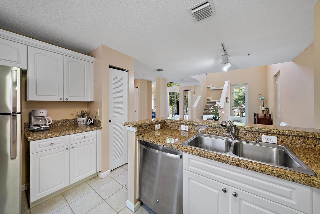 Active With Contract: $3,500 (3 beds, 3 baths, 1454 Square Feet)