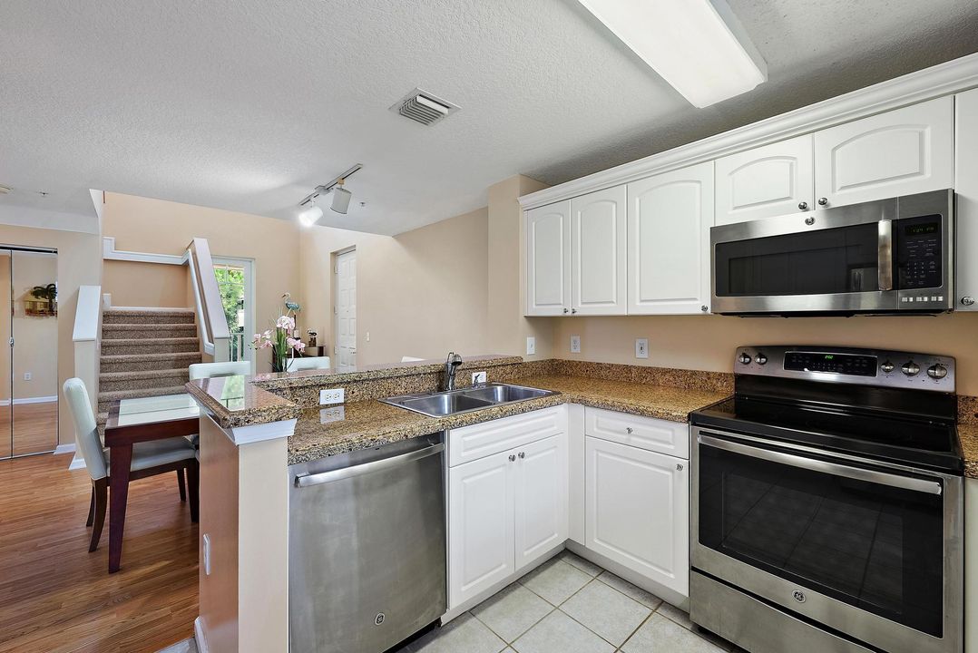 Active With Contract: $3,500 (3 beds, 3 baths, 1454 Square Feet)