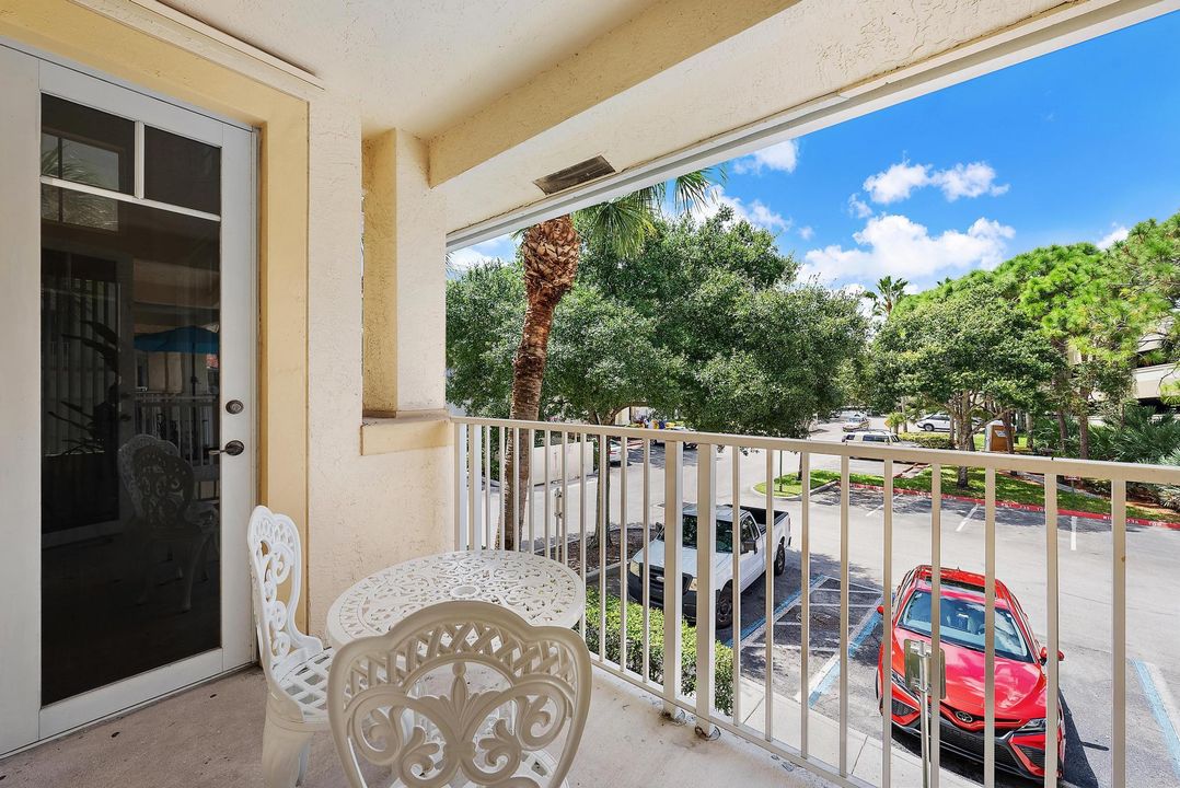 Active With Contract: $3,500 (3 beds, 3 baths, 1454 Square Feet)