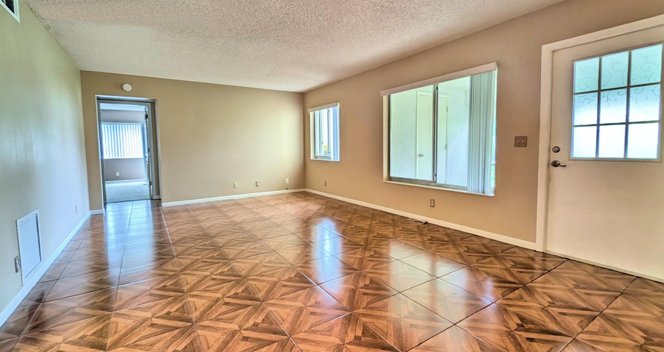 For Sale: $265,000 (2 beds, 2 baths, 1115 Square Feet)