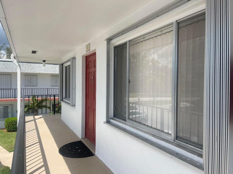 Active With Contract: $1,600 (2 beds, 2 baths, 819 Square Feet)