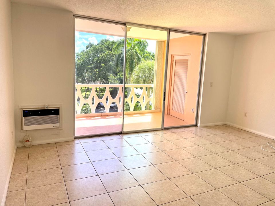 For Sale: $224,000 (1 beds, 1 baths, 550 Square Feet)