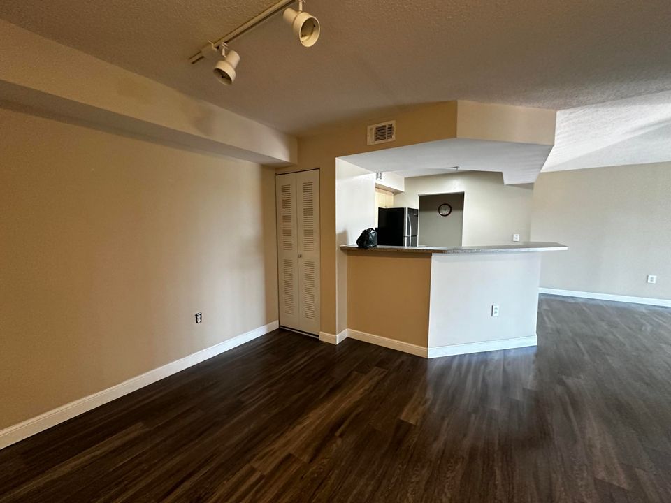 For Rent: $1,600 (1 beds, 1 baths, 802 Square Feet)