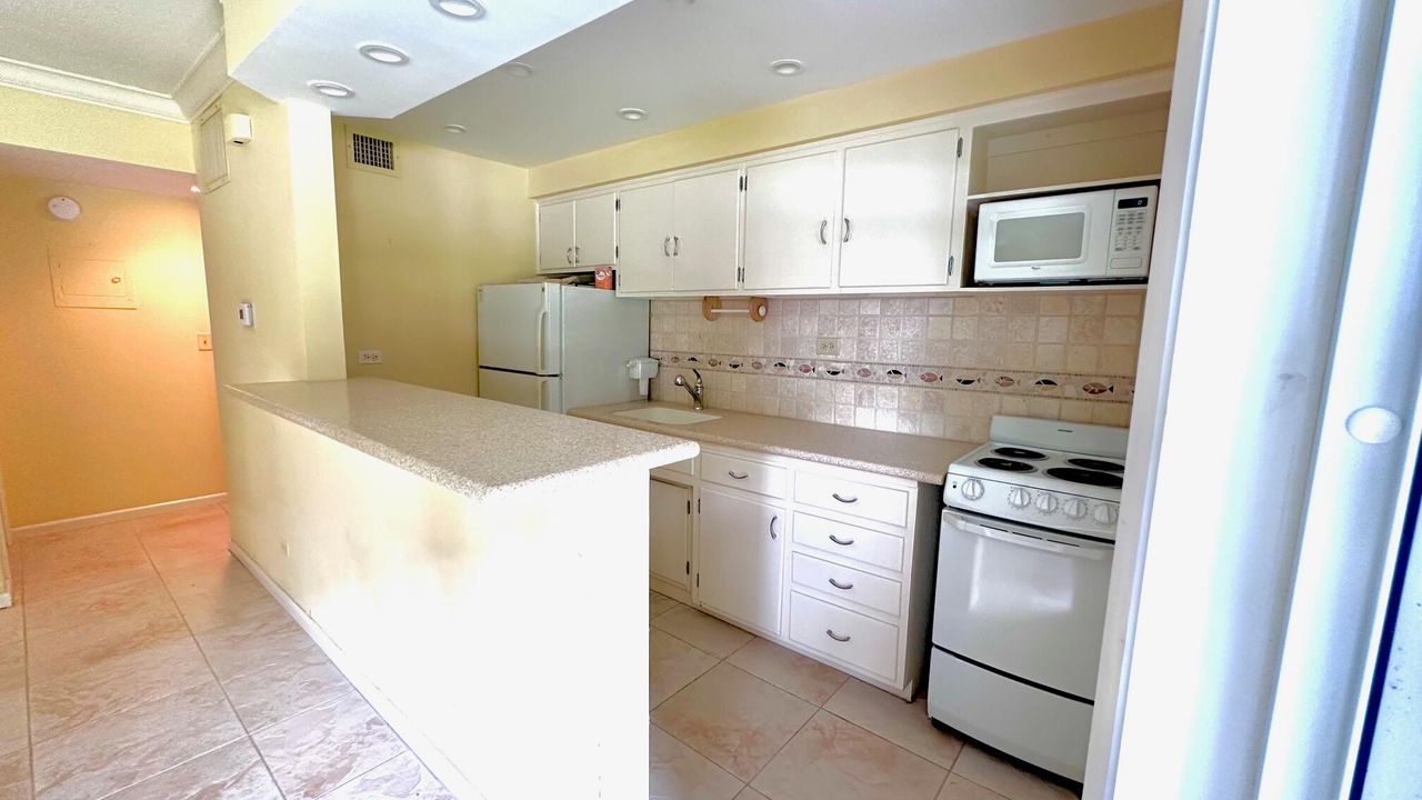 For Sale: $595,000 (1 beds, 1 baths, 579 Square Feet)