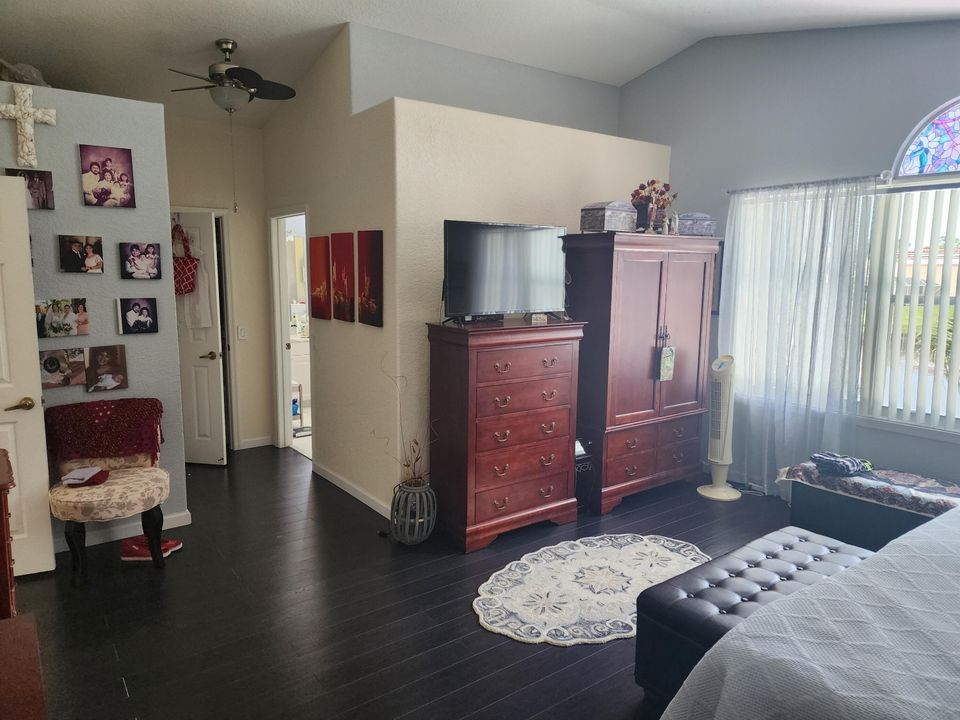 For Sale: $700,000 (5 beds, 2 baths, 2501 Square Feet)