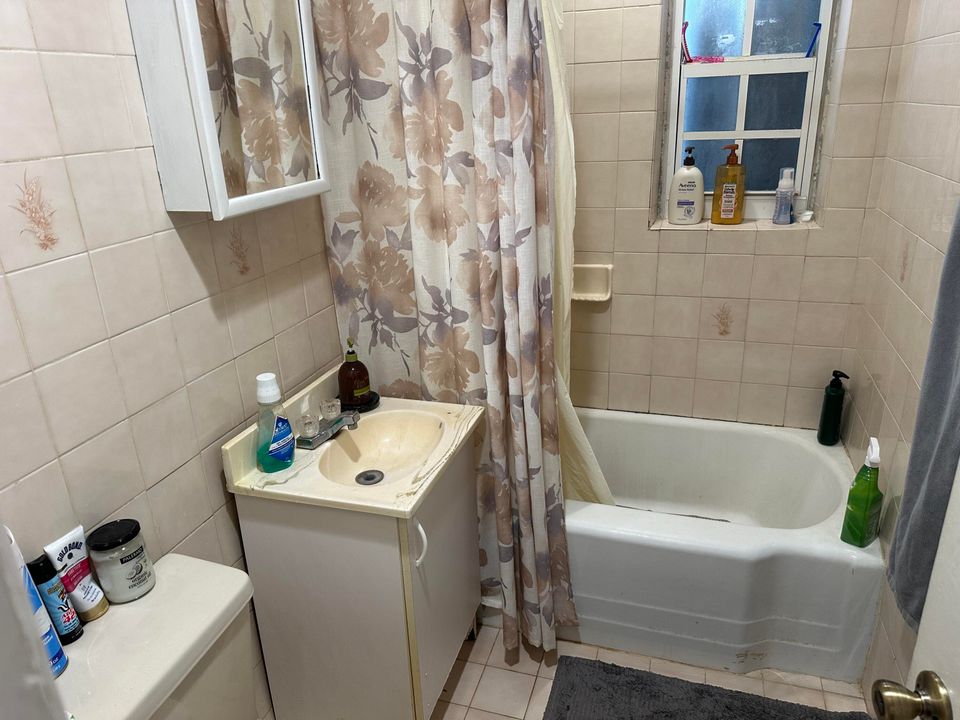 For Sale: $550,000 (3 beds, 1 baths, 1200 Square Feet)