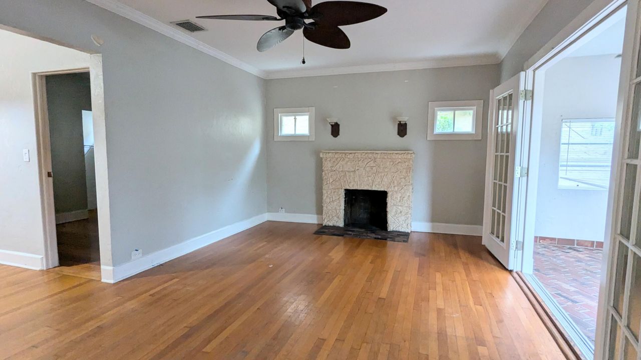 Active With Contract: $279,900 (2 beds, 1 baths, 890 Square Feet)