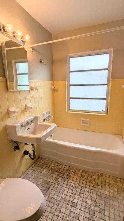 Active With Contract: $279,900 (2 beds, 1 baths, 890 Square Feet)