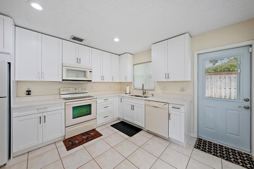 For Rent: $2,850 (3 beds, 2 baths, 1398 Square Feet)