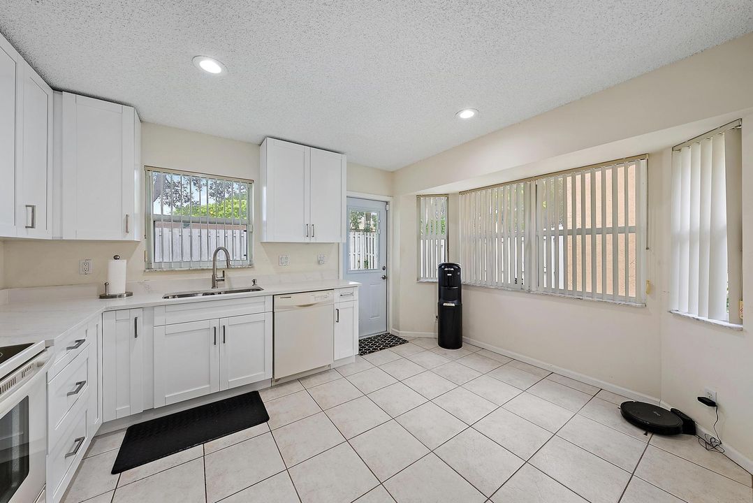 For Rent: $2,850 (3 beds, 2 baths, 1398 Square Feet)