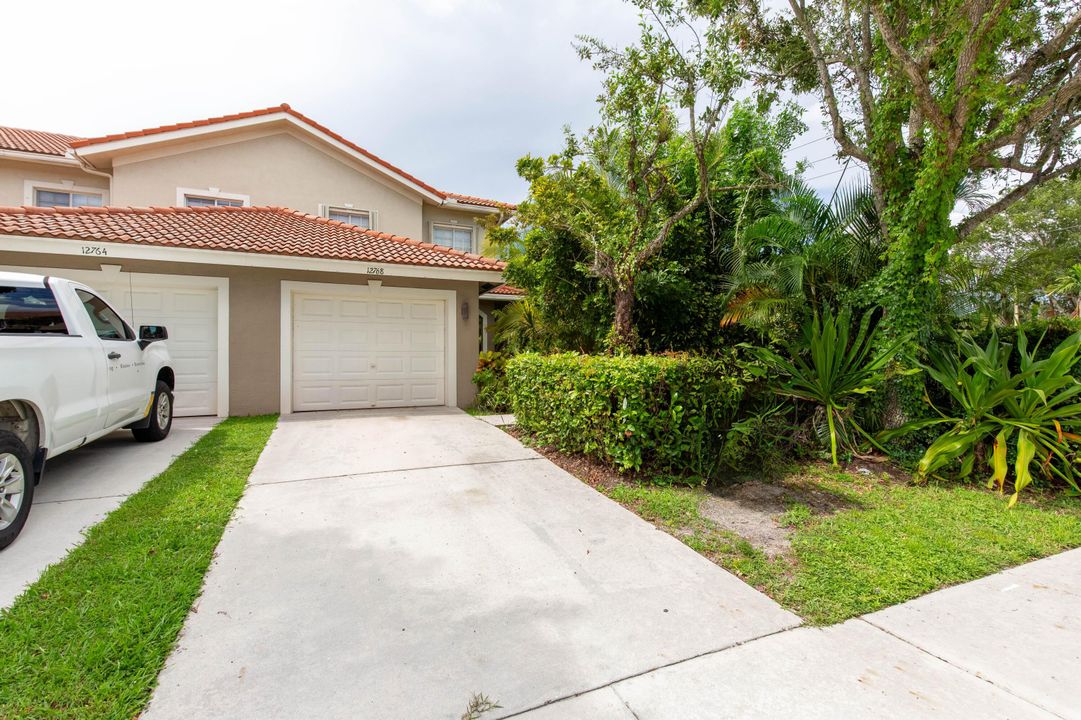 For Sale: $389,000 (3 beds, 2 baths, 1779 Square Feet)