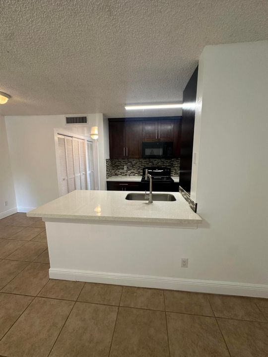 For Rent: $1,725 (1 beds, 1 baths, 704 Square Feet)