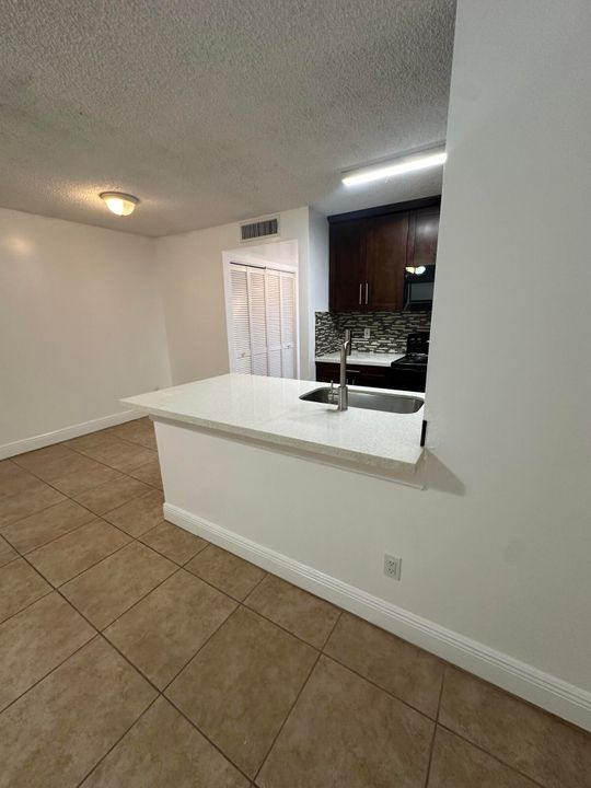 For Rent: $1,725 (1 beds, 1 baths, 704 Square Feet)