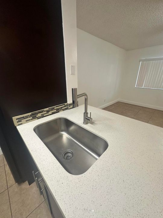 For Rent: $1,725 (1 beds, 1 baths, 704 Square Feet)