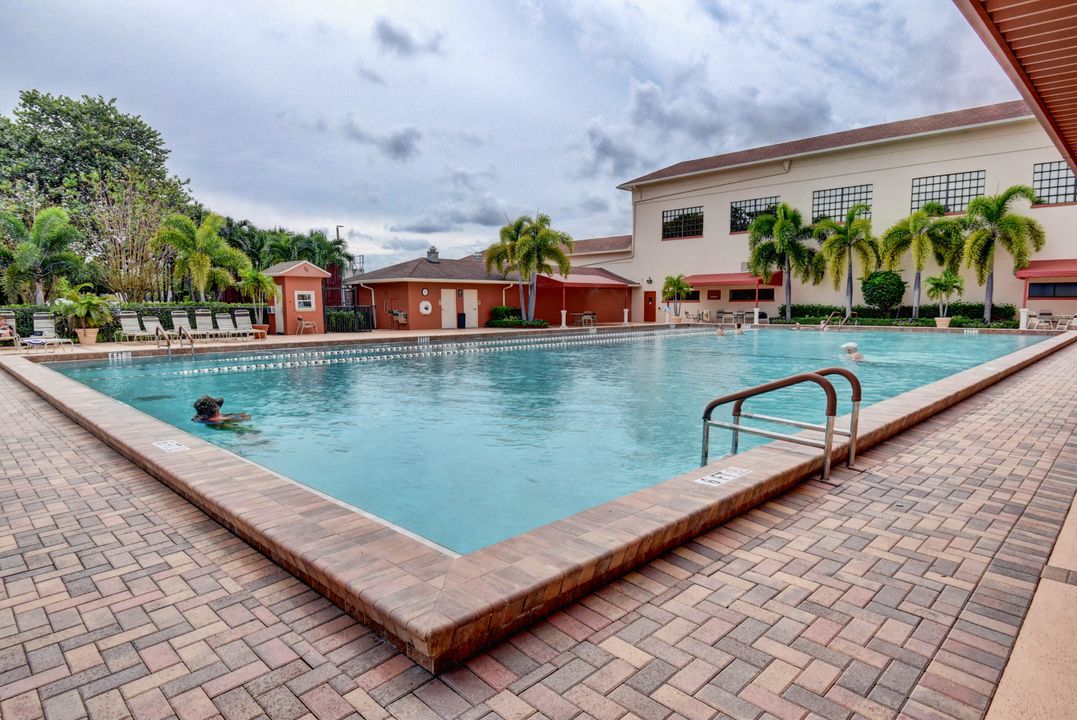 Active With Contract: $1,800 (2 beds, 1 baths, 880 Square Feet)