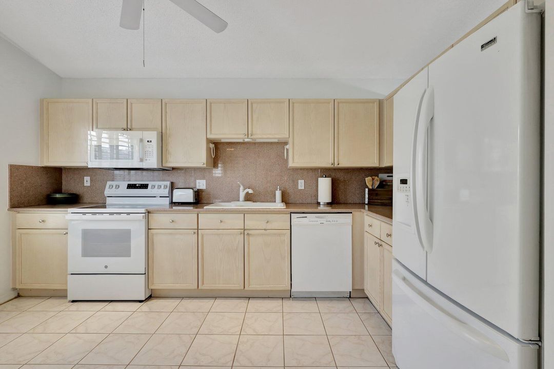 For Sale: $405,000 (2 beds, 2 baths, 1612 Square Feet)