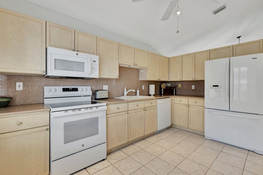 For Sale: $405,000 (2 beds, 2 baths, 1612 Square Feet)