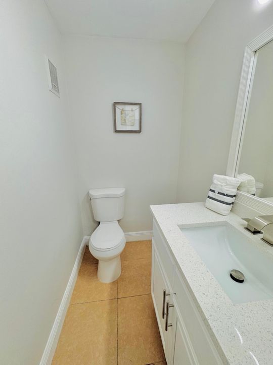 Active With Contract: $2,100 (2 beds, 1 baths, 864 Square Feet)