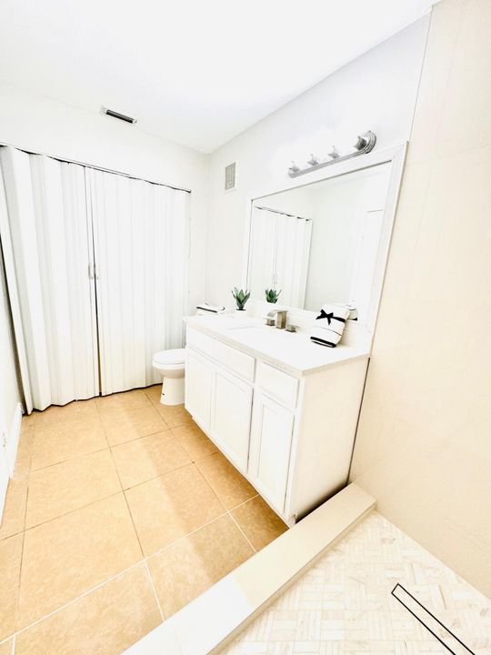 Active With Contract: $2,100 (2 beds, 1 baths, 864 Square Feet)