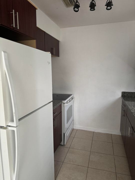 Active With Contract: $1,700 (1 beds, 1 baths, 900 Square Feet)