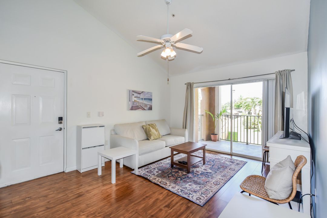 Active With Contract: $1,700 (1 beds, 1 baths, 702 Square Feet)