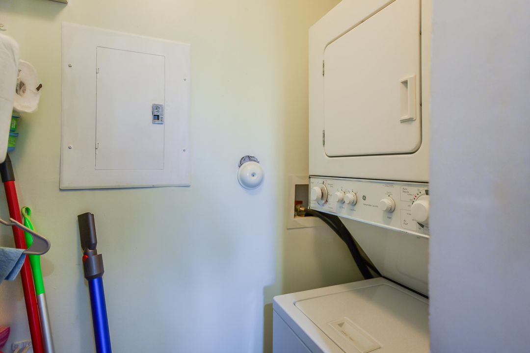 Active With Contract: $1,700 (1 beds, 1 baths, 702 Square Feet)