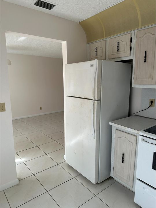 For Sale: $94,000 (1 beds, 1 baths, 642 Square Feet)