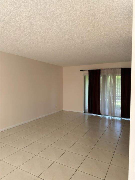 For Sale: $94,000 (1 beds, 1 baths, 642 Square Feet)