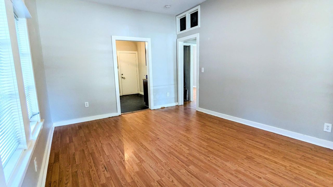 Active With Contract: $309,900 (2 beds, 1 baths, 672 Square Feet)