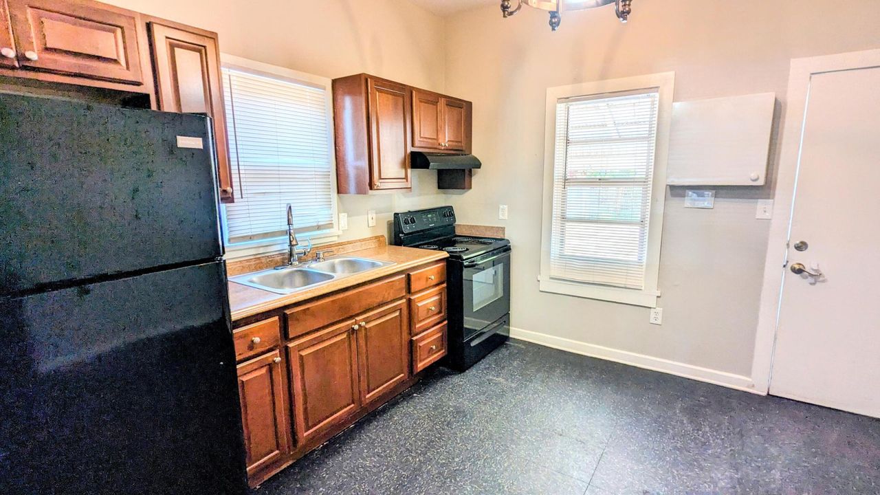 Active With Contract: $309,900 (2 beds, 1 baths, 672 Square Feet)