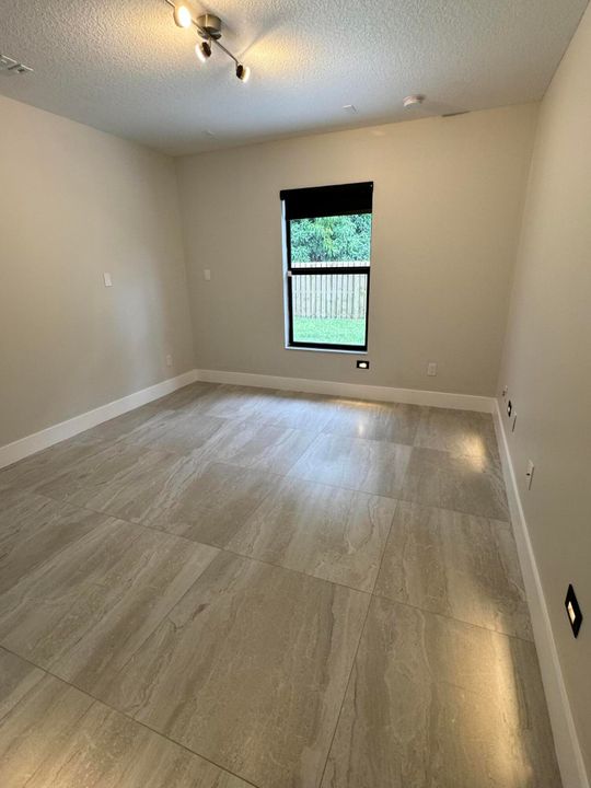 Active With Contract: $3,500 (3 beds, 2 baths, 1466 Square Feet)