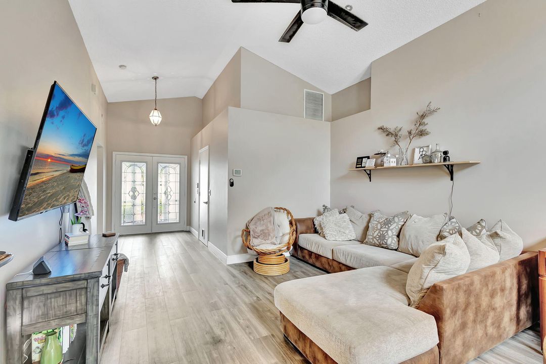 For Sale: $465,000 (3 beds, 2 baths, 1222 Square Feet)