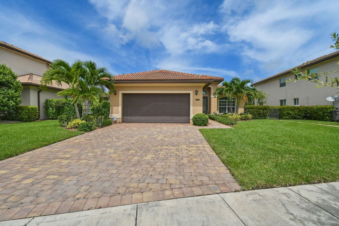 For Sale: $775,000 (3 beds, 2 baths, 1926 Square Feet)