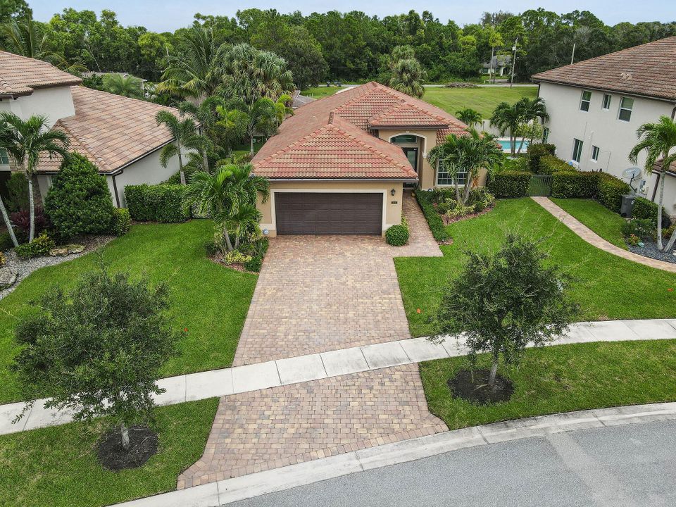 For Sale: $775,000 (3 beds, 2 baths, 1926 Square Feet)