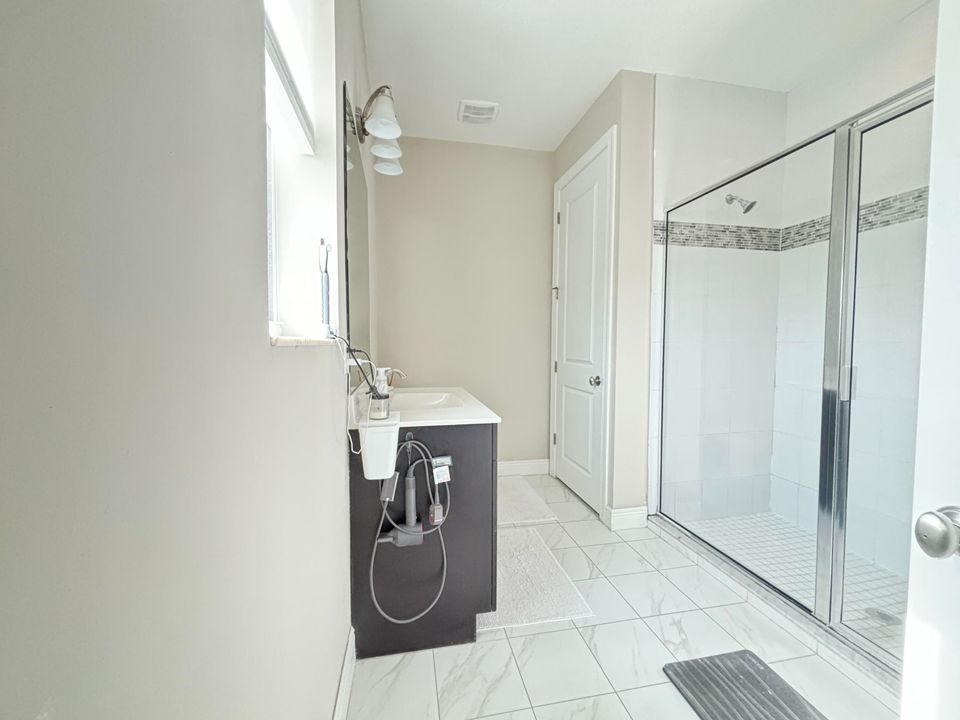 Active With Contract: $2,300 (1 beds, 1 baths, 630 Square Feet)