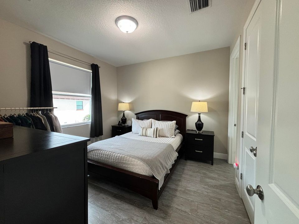 Active With Contract: $2,300 (1 beds, 1 baths, 630 Square Feet)