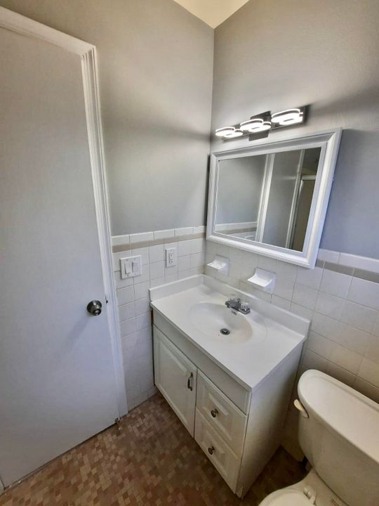 Active With Contract: $1,500 (1 beds, 1 baths, 608 Square Feet)