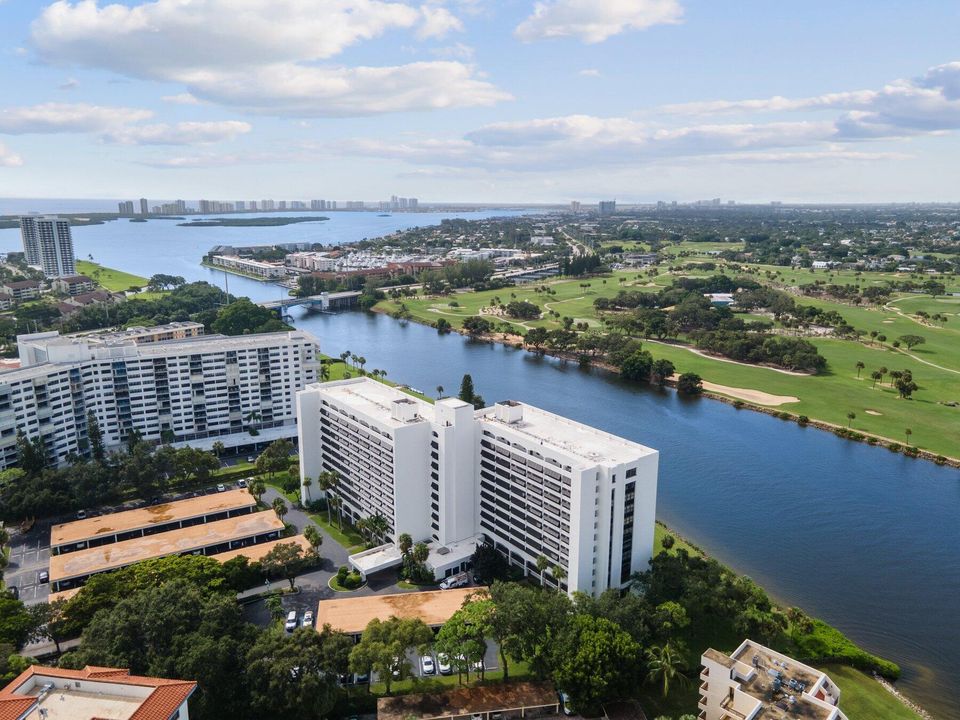 For Sale: $799,000 (2 beds, 2 baths, 1368 Square Feet)