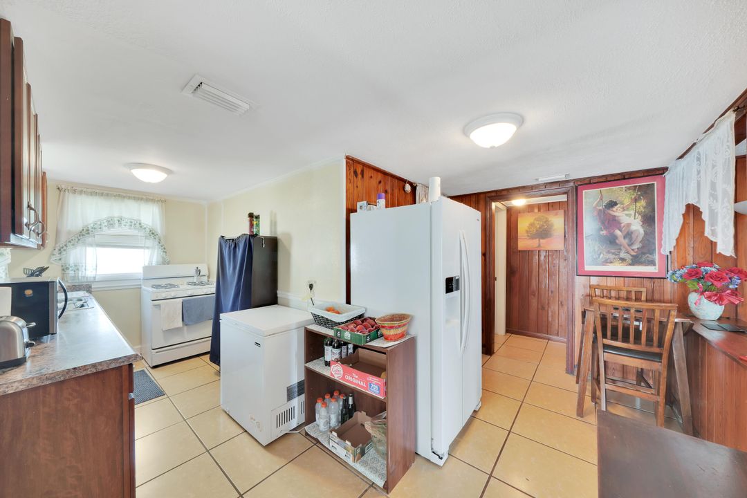 For Sale: $459,000 (2 beds, 1 baths, 741 Square Feet)