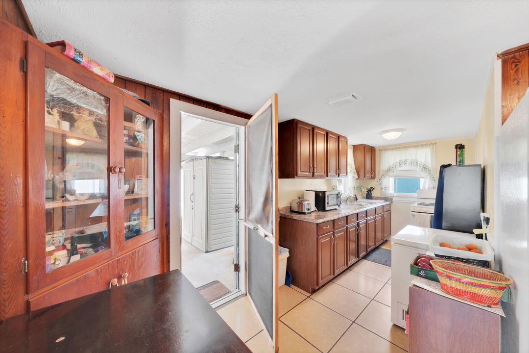 For Sale: $459,000 (2 beds, 1 baths, 741 Square Feet)