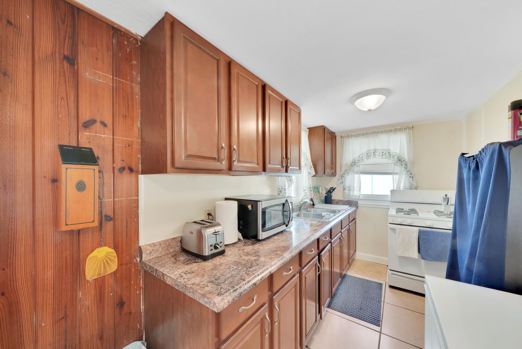 For Sale: $459,000 (2 beds, 1 baths, 741 Square Feet)