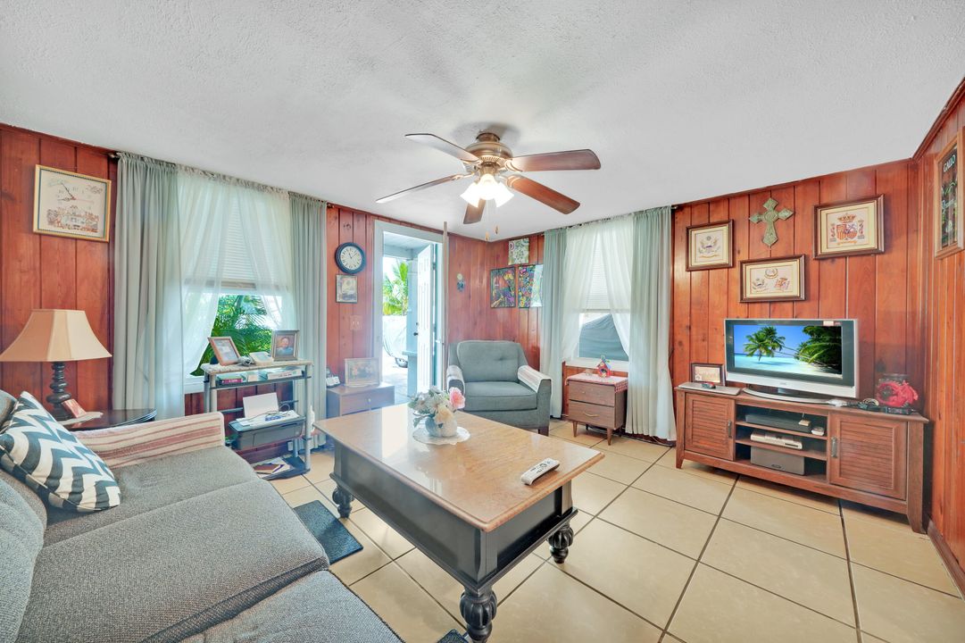 For Sale: $459,000 (2 beds, 1 baths, 741 Square Feet)